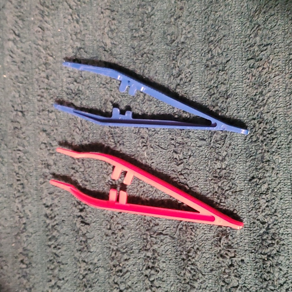 Reptile feeding tongs